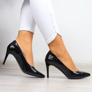 Pumps on a black lacquered stiletto W Juma