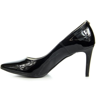 Pumps on a black lacquered stiletto W Juma