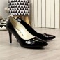 Pumps on a black lacquered stiletto W Juma