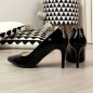 Pumps on a black lacquered stiletto W Juma