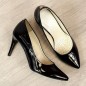 Pumps on a black lacquered stiletto W Juma