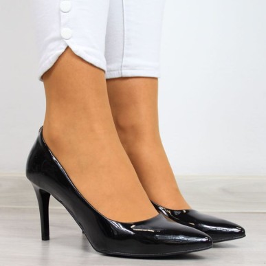 Pumps on a black lacquered stiletto W Juma