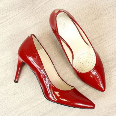 Pumps on a red lacquered stiletto W Juma