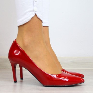 Pumps on a red lacquered stiletto W Juma