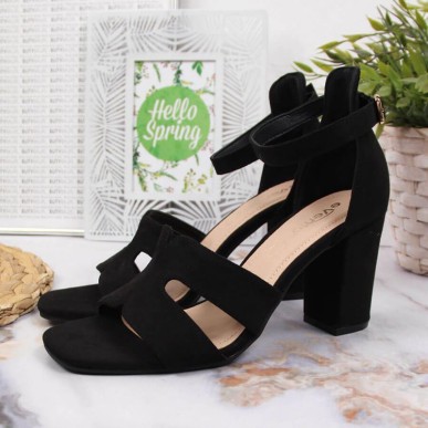 Black sandals on the eVento W EVE344B post